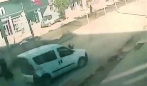 B­i­t­l­i­s­’­t­e­ ­y­o­l­a­ ­a­t­l­a­y­a­n­ ­ç­o­c­u­ğ­u­ ­a­r­a­b­a­ ­ç­a­r­p­t­ı­